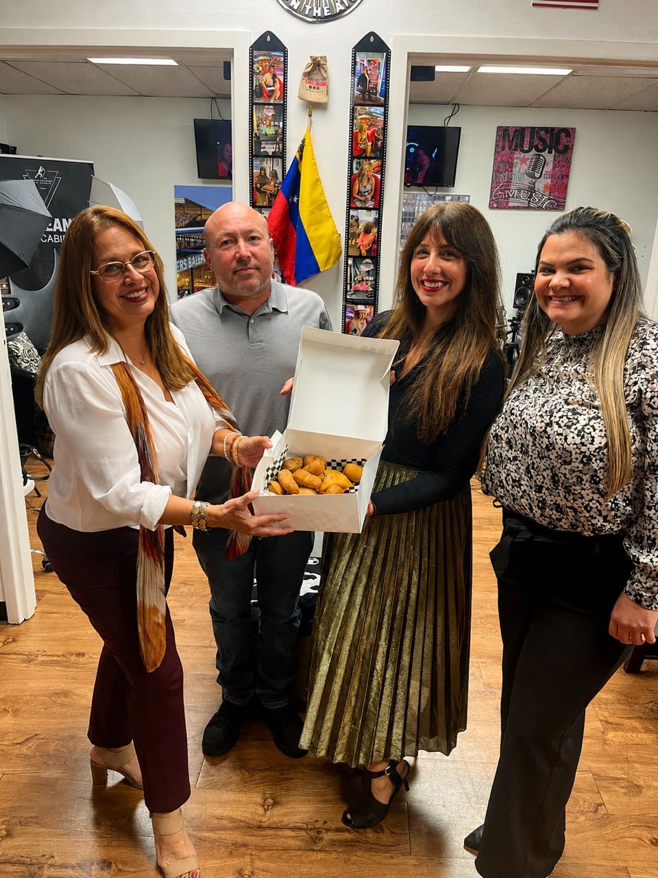 Sol Vegas junto a invitados del programa