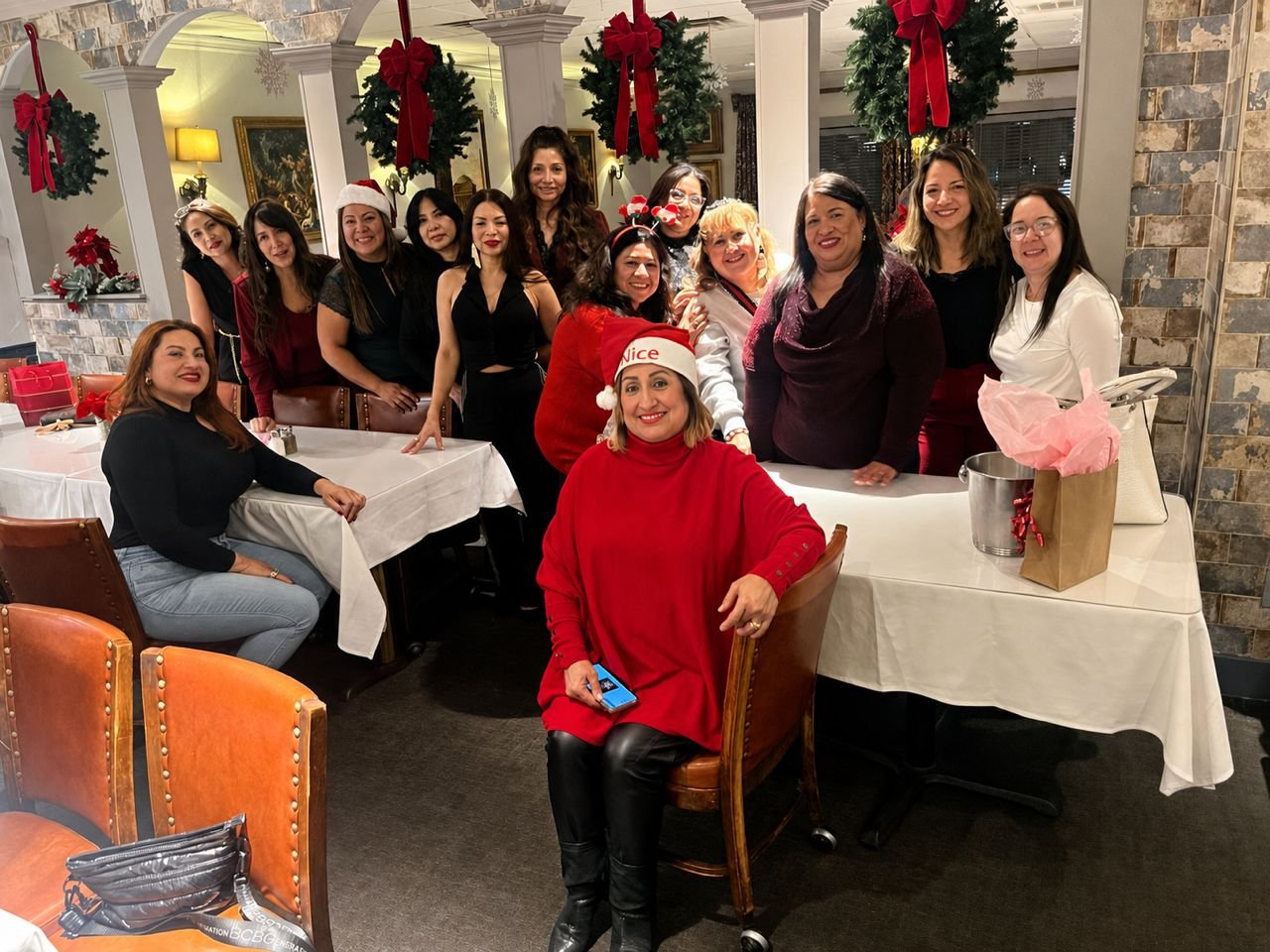 Grupo de mujeres celebrando en una cena navideña